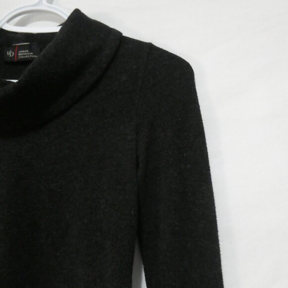 UB - URBAN BEHAVIOUR COLLECTION | P2P 13 inches measured | Black Turtleneck Top - Picture 5 of 16